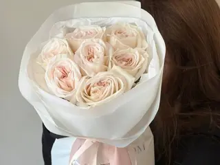 Ramo de 7 rosas White Ohara