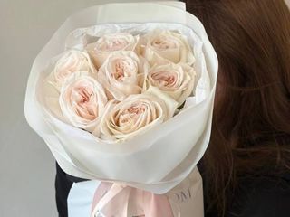 Ramo de 7 rosas White Ohara