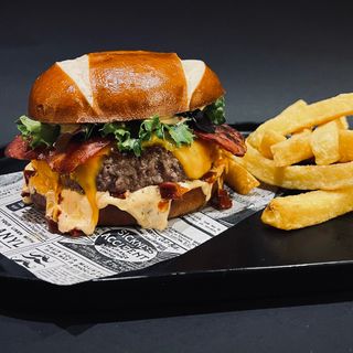 Hamburguesa V26 con patatas (Candidsta a Mejor Hamburguesa de España 2026)