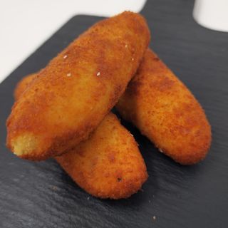 Croquetas de queso de cabra y cebolla caramelizada
