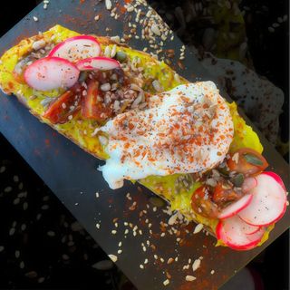 Tostadas Con Crema De Aguacate y huevo