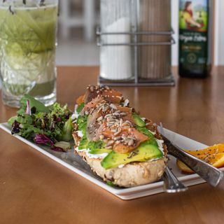 Tostada con salmón y aquacate