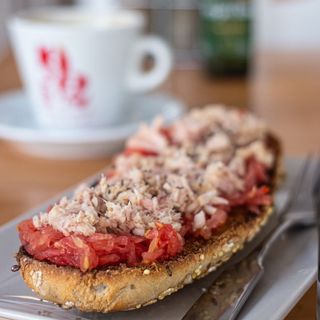 Tostada con atún y tomate