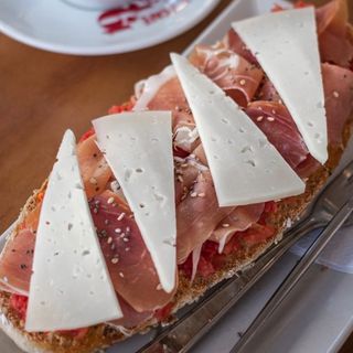 Tostada con serrano y curado