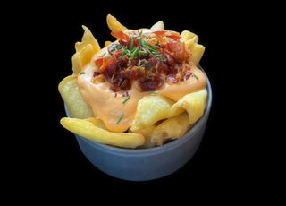 Patatas Cheddar Con Jamón Crujiente