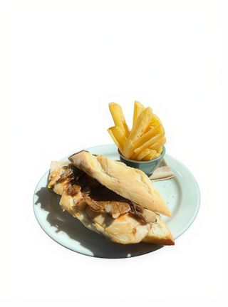 Bocadillo De Pechugas, Setas Y Alioli