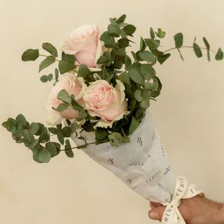 Detalle de tres rosas de color rosa