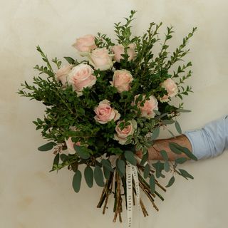 Ramo de 12 rosas de color rosa premium