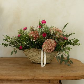 Cesto leñero de flor silvestre