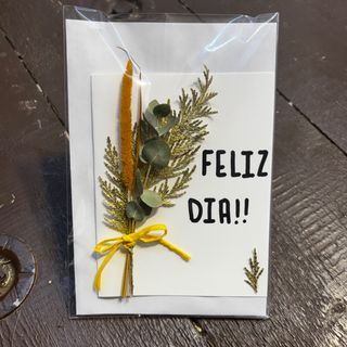 Tarjeta feliz día , color amarillo