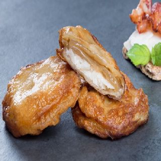 Patates d'olot de formatge de cabra i ceba caramel·lizatda