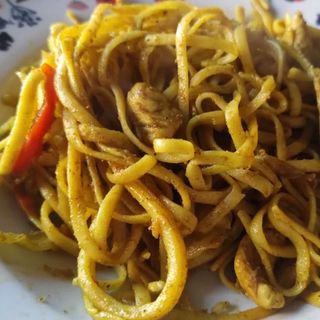 TALLARINES CON POLLO AL CURRY