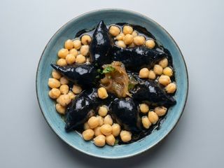 Calamar Relleno En Su Tinta Con Cebolla Caramelizada Y Garbanzos