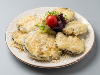 Berenjena En Tempura Con Queso De Cabra Y Miel
