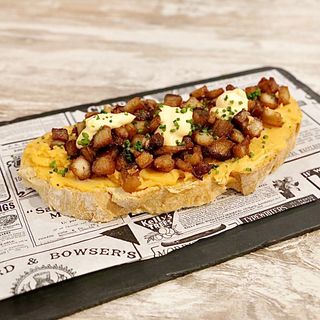 Tosta de torreznos al ajillo y patata revolcona