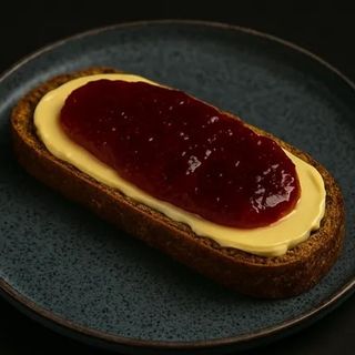 Tostada mantequilla y mermelada
