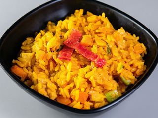 Plato Caliente De Arroz Con Pollo Y Vegetales