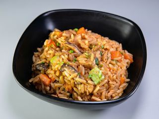 Plato Caliente De Arroz Frito Con Setas