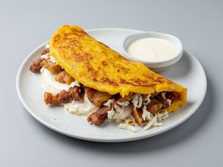 Cachapa Con Chicharrones y Queso Latino