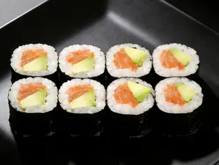 Maki De Salmón Y Aguacate (8u)