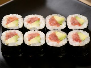 Maki De Atún Y Aguacate (8U)