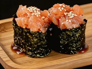 Gunkan De Salmón Con Salsa Teriyaki (2U)