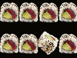 California De Atún Con Aguacate Y Sésamo (8U)