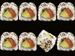 California De Salmón Con Aguacate Y Sésamo(8U)