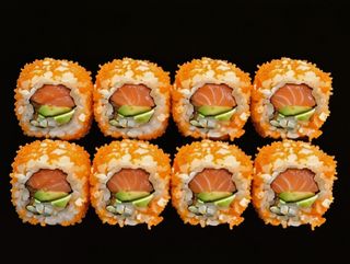 California De Salmón Con Aguacate Y Masago (8U)