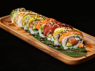 Uramaki Rainbow Roll Salmón (8U)
