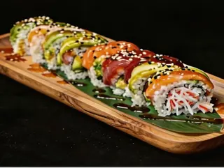 Uramaki Rainbow Roll de surimi 