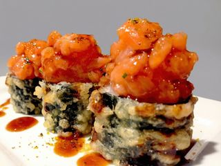 Hosomaki crispy salmon con tarta dd salmon 