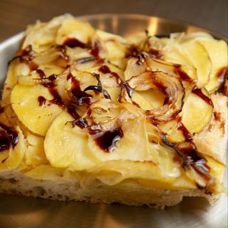 Trozo de Focaccia de patata, cebolla y balsamico di Modena IGP