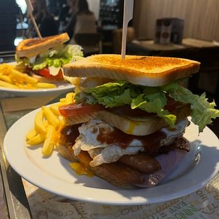 sándwich mixto con huevo