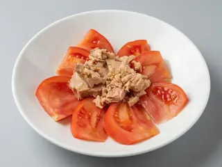 Ensalada de tomate con bonito del norte