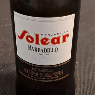 botella de manzanilla de solear barbadillo .