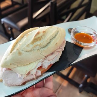 Bocadillo de pata y queso.