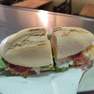 Bocadillo de lomo y queso