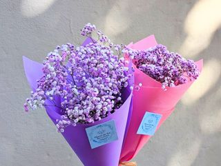 Cucurucho de flores silvestres moradas de larga vida.