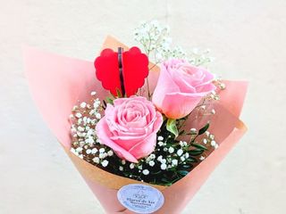 Ramo de dos rosas rosadas + Pick corazón 3D