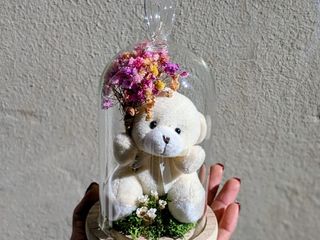 Cúpula corazón con osito y ramo de flores.