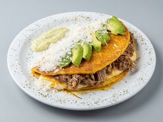 Cachapa con queso, ternera y aguacate
