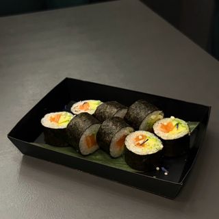 Maki salmón y aguacate