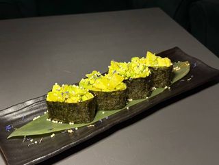 Gunkans de aguacate y takuan  4 uds.