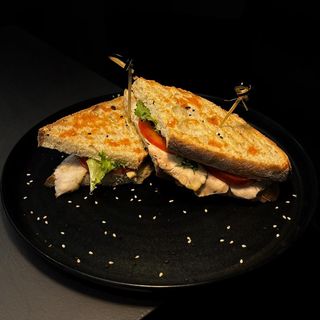 Sándwich de pollo y queso