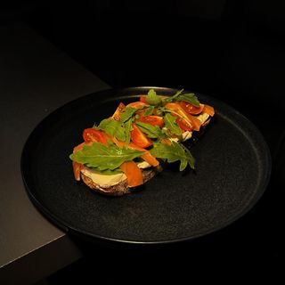 Tostada con aguacate y salmón.