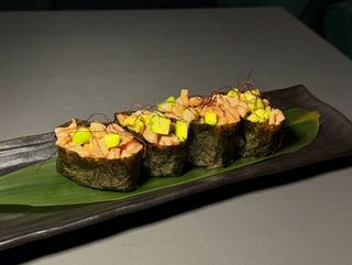 Gunkans de salmón y aguacate 4 uds.