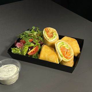 Crepes con salmón y aguacate