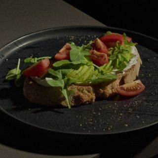 Tostada con aguacate