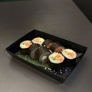 Maki salmón y pepino